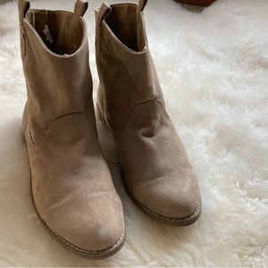 EUC. Old navy tan , light brown , booty . Size 8. Low heel .